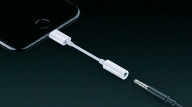 นักวิเคราะห์ชี้ iPhone 8 อาจเป็นรุ่นสุดท้ายที่ Apple ใส่ตัวแปลงหูฟังแถมมาให้ในกล่อง