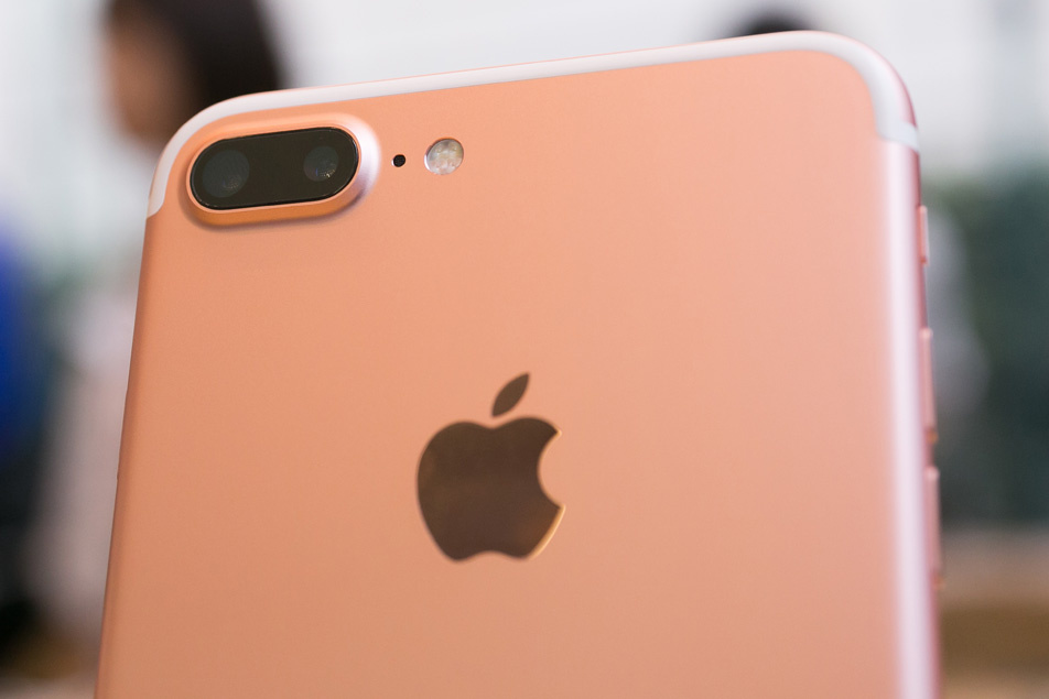 iPhone 7 Plus เกิดลุกไหม้ห่างจากหัวหญิงสาวที่นอนหลับอยู่เพียง 1 นิ้ว