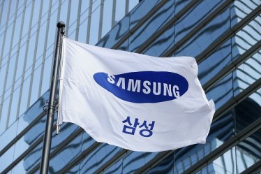 SEOUL, SOUTH KOREA - JANUARY 12:  A Samsung flag flies outside the company's headquarters on January 12, 2017 in Seoul, South Korea. The independent counsel team investigating the peddling scandal involving South Korean President Park Geun-hye and her confidant Choi Soon-sil summoned Samsung Group Vice Chairman Lee Jae-yong for questioning on charges of perjury as he allegedly lied about the money Samsung donated to Choi through multiple channels in the parliamentary hearings last month.  (Photo by Chung Sung-Jun/Getty Images)