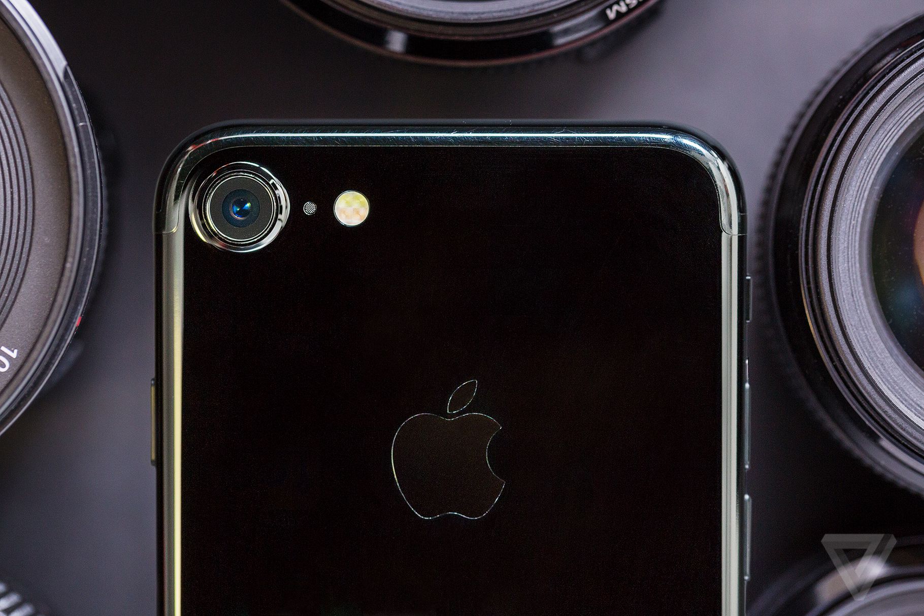 เผยภาพชิ้นส่วนด้านหลัง iPhone รุ่นใหม่มาพร้อมกระจกและกล้องตัวเดียว