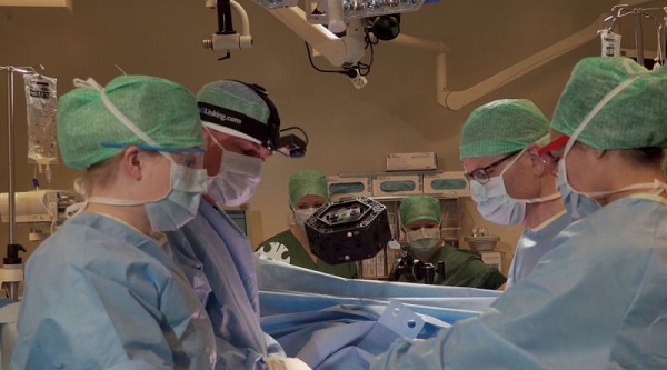 Microsoft HoloLens ช่วยให้แพทย์ “ผ่าตัดกระดูกสันหลัง” ได้อย่างยอดเยี่ยม