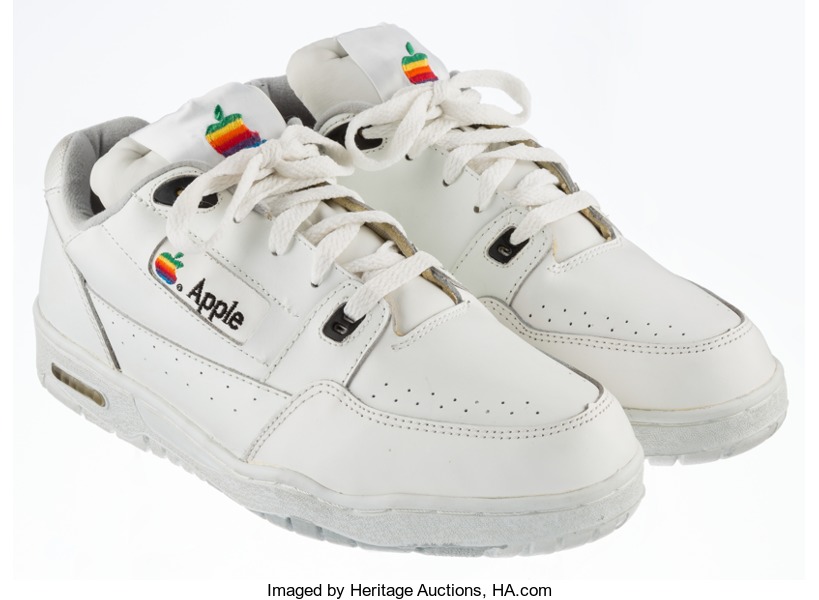 รองเท้าผ้าใบของ Apple ยุค 90s จ่อเปิดประมูลบน eBay เริ่มต้นเคาะราคาแตะ 5 แสนบาท