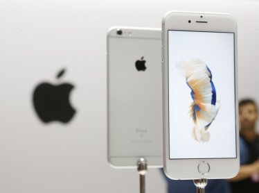 The new Apple iPhone 6S and 6S Plus are displayed during an Apple media event in San Francisco, California, September 9, 2015. REUTERS/Beck Diefenbach - RTSE3I