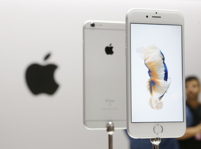 The new Apple iPhone 6S and 6S Plus are displayed during an Apple media event in San Francisco, California, September 9, 2015. REUTERS/Beck Diefenbach - RTSE3I