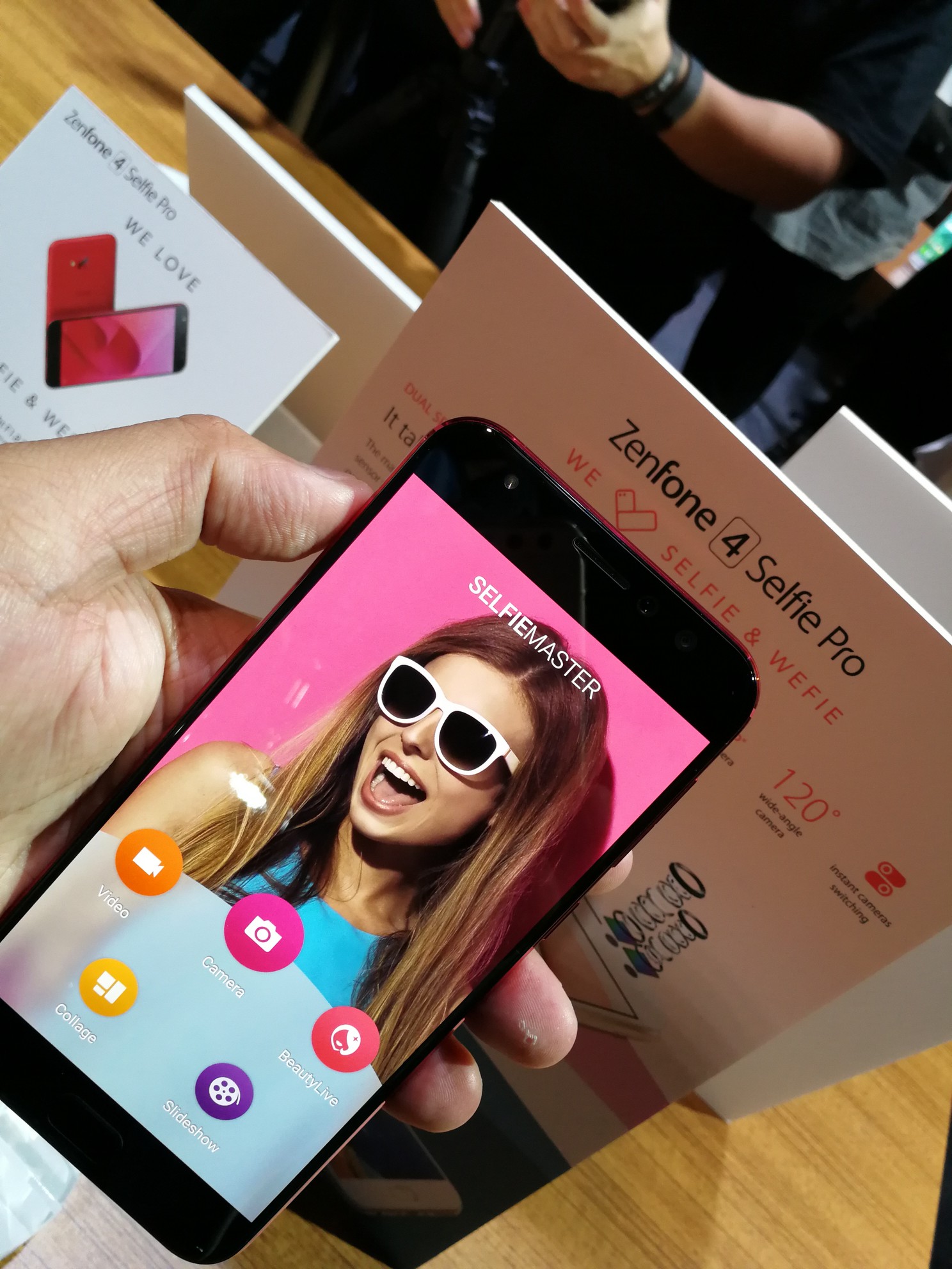 เปิดตัว Zenfone 4 Selfie จะถ่ายหมู่ถ่ายเดี่ยวก็เป๊ะทุกช็อต!