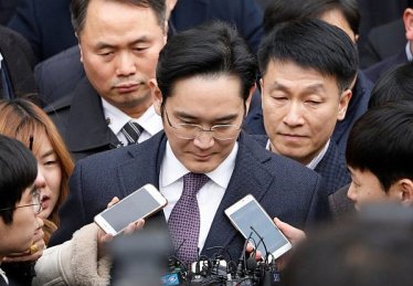 FILE PHOTO - Samsung Group chief, Jay Y. Lee, leaves after attending a court hearing to review a detention warrant request against him at the Seoul Central District Court in Seoul, South Korea, January 18, 2017.   REUTERS/Kim Hong-Ji/File Photo     TPX IMAGES OF THE DAY