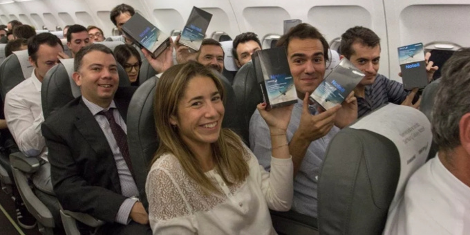 น่าอิจฉา! ผู้โดยสารเที่ยวบินในสเปน 200 คน “โชคดี” ได้ Galaxy Note 8 กลับบ้านฟรีๆ