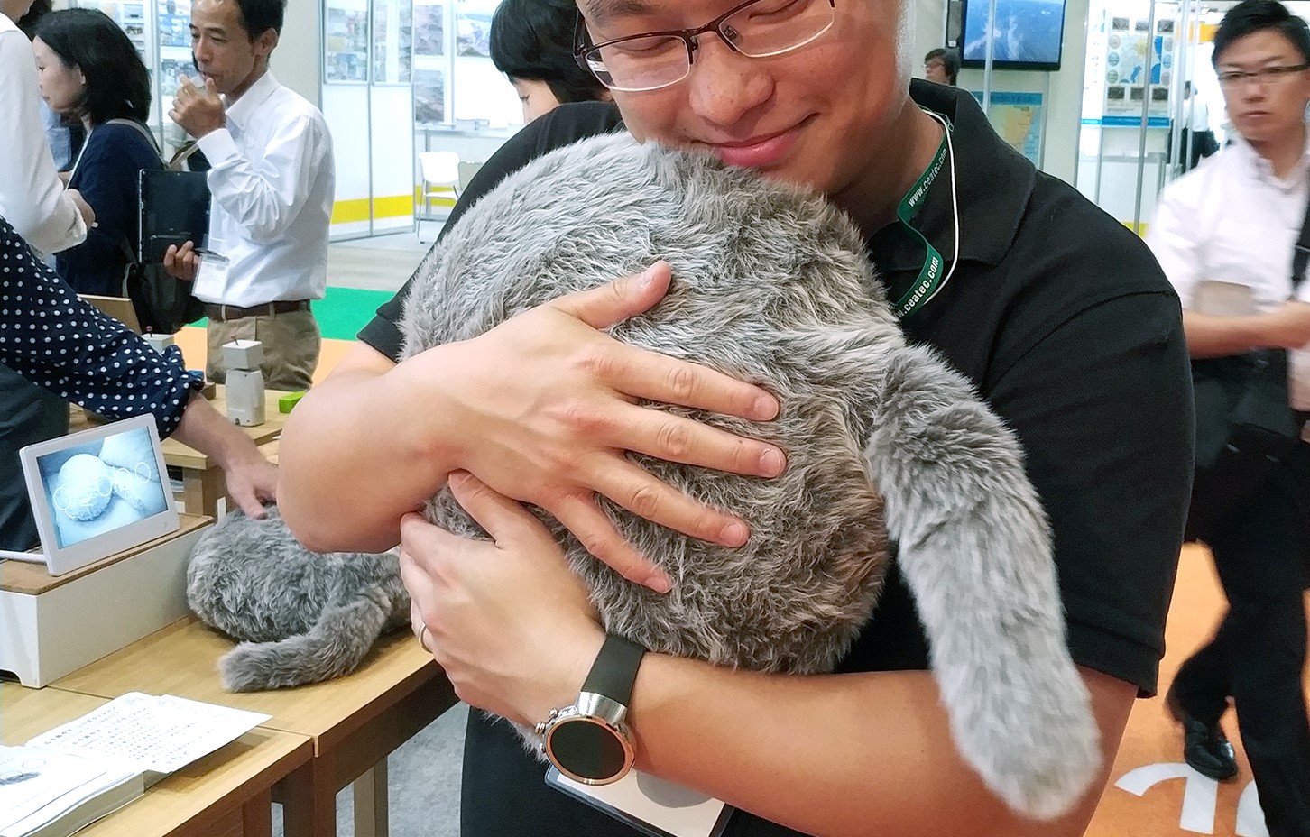 ขอกอดหน่อย… Qoobo “หมอน (แมว) มีหาง” ที่ให้ความรู้สึกเหมือนกอดสัตว์เลี้ยงจริงๆ