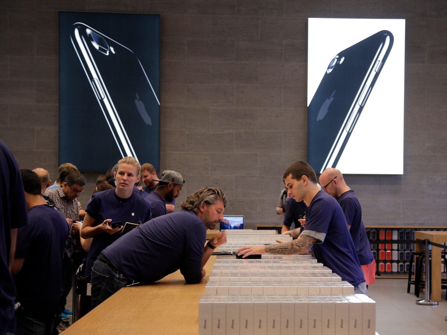 ผู้บริหาร Apple ยืนยันไม่ได้บรีฟให้ พนง. Apple Store เน้นเชียร์ขาย iPhone X มากกว่ารุ่นอื่น ๆ