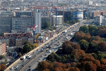 Rush hour traffic fills the ring road in Paris, France, September 21, 2017. REUTERS/Charles Platiau