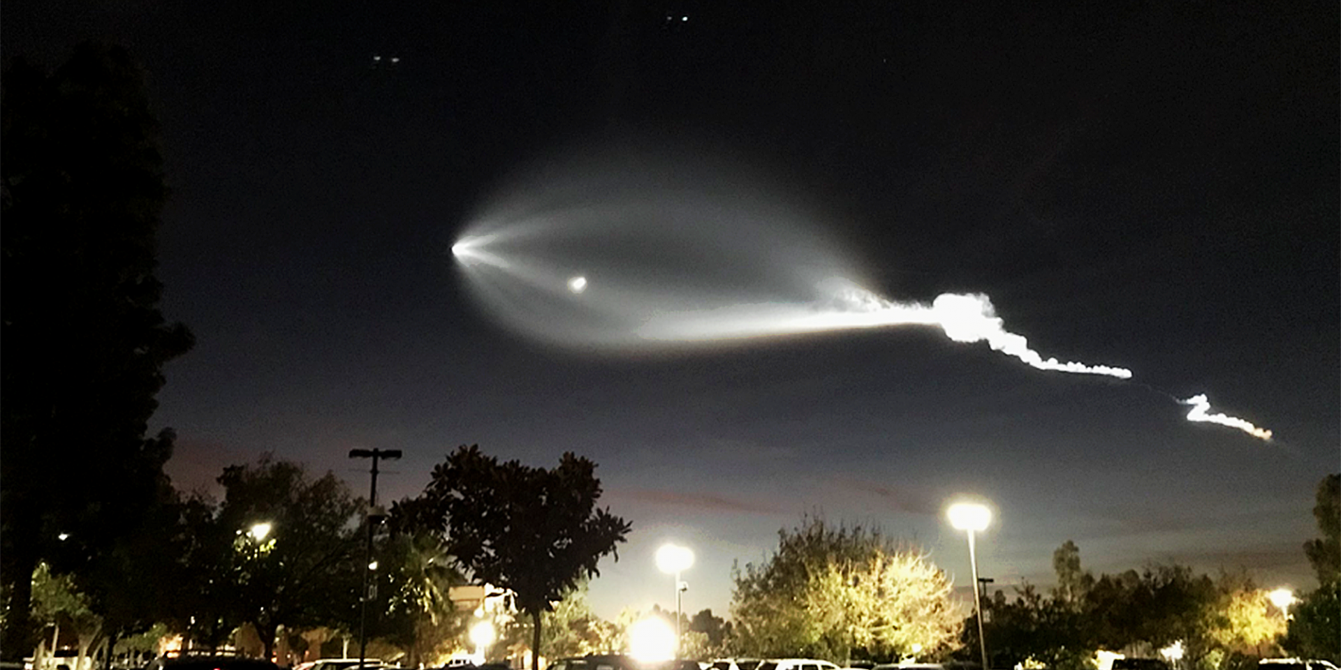 จรวด Falcon 9 ของ SpaceX ทะยานสู่อวกาศ : เกิดเป็นกลุ่มเมฆประหลาดเหนือท้องฟ้า