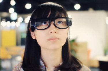 ญี่ปุ่นพัฒนาแว่นอัจฉริยะแปลงข้อความเป็นเสียงสำหรับผู้บกพร่องในการอ่าน ขายในราคาแค่ 1,500 บาท! (มีคลิป)