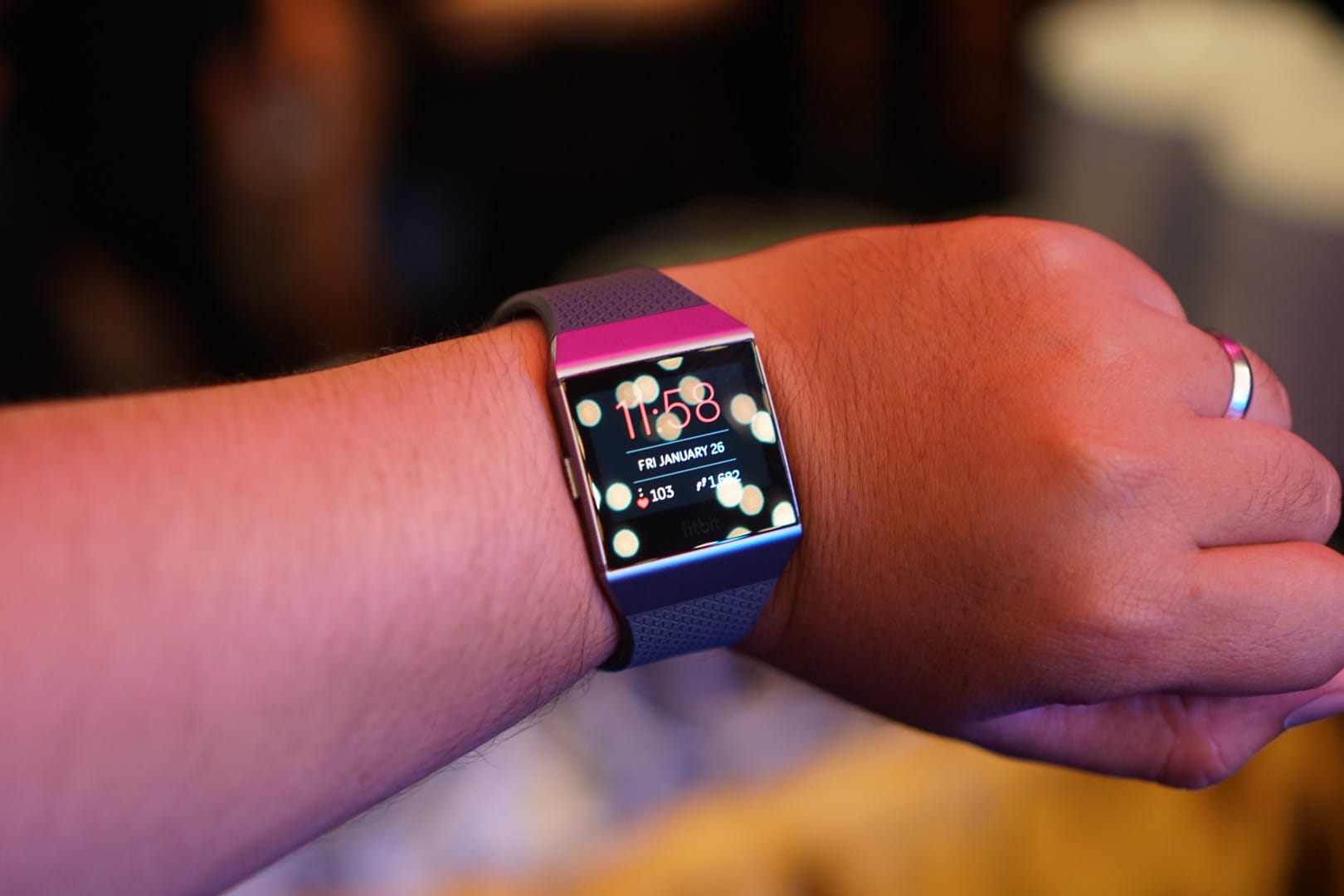 รีวิว Fitbit Ionic นาฬิกาอัจฉริยะ ท้าชิง Apple Watch อย่างสูสี!