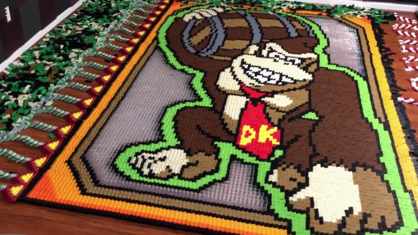 TheDominoKing ใช้โดมิโน่ไม่ต่ำกว่า 25,000 ชิ้น ในการสร้างผลงาน Donkey Kong