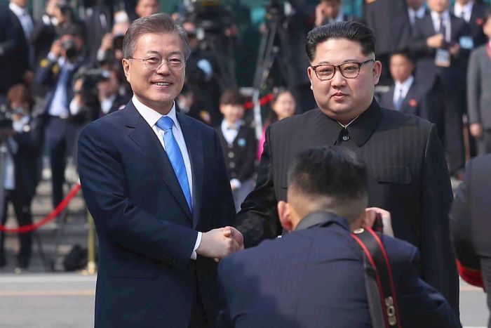 เกาหลีเหนือ – เกาหลีใต้ จับมือครั้งแรกในประวัติศาสตร์ อาจหยุดสงคราม 65 ปีพร้อมเดินหน้าสู่ยุคสมัยใหม่