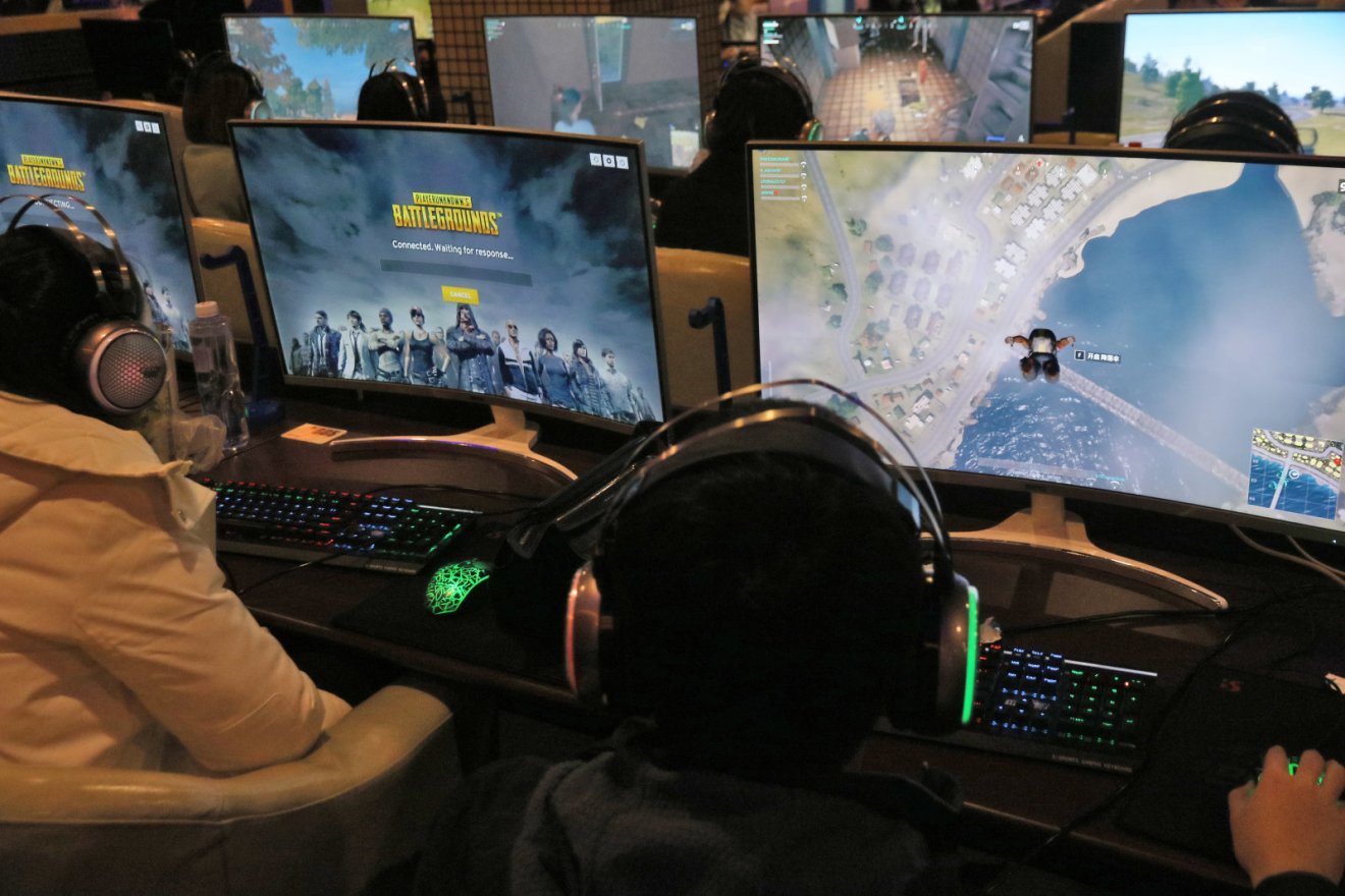 YANTAI, CHINA - DECEMBER 17:  Young people play computer game PlayUnknown's Battlegrounds (PUBG) at an internet bar on December 17, 2017 in Yantai, China. Chinese tech giant Tencent has partnered with Bluehole and it will officially release PUBG in China.  (Photo by VCG/VCG via Getty Images)