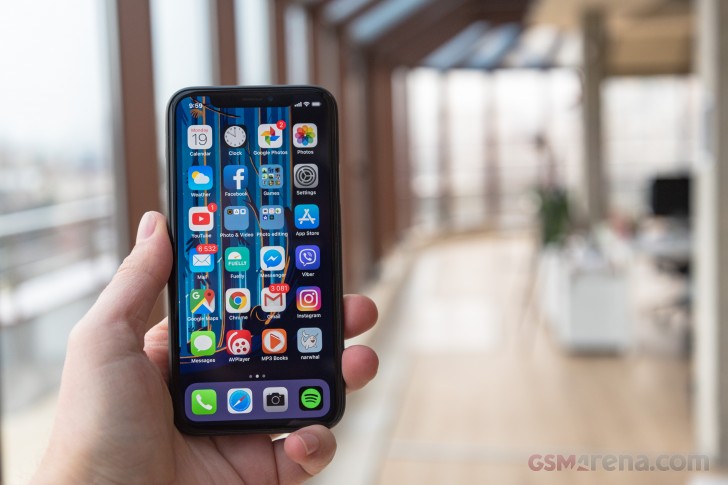 แหล่งข่าวเผย iPhone ทุกเครื่องในปี 2019 จะใช้หน้าจอ OLED!