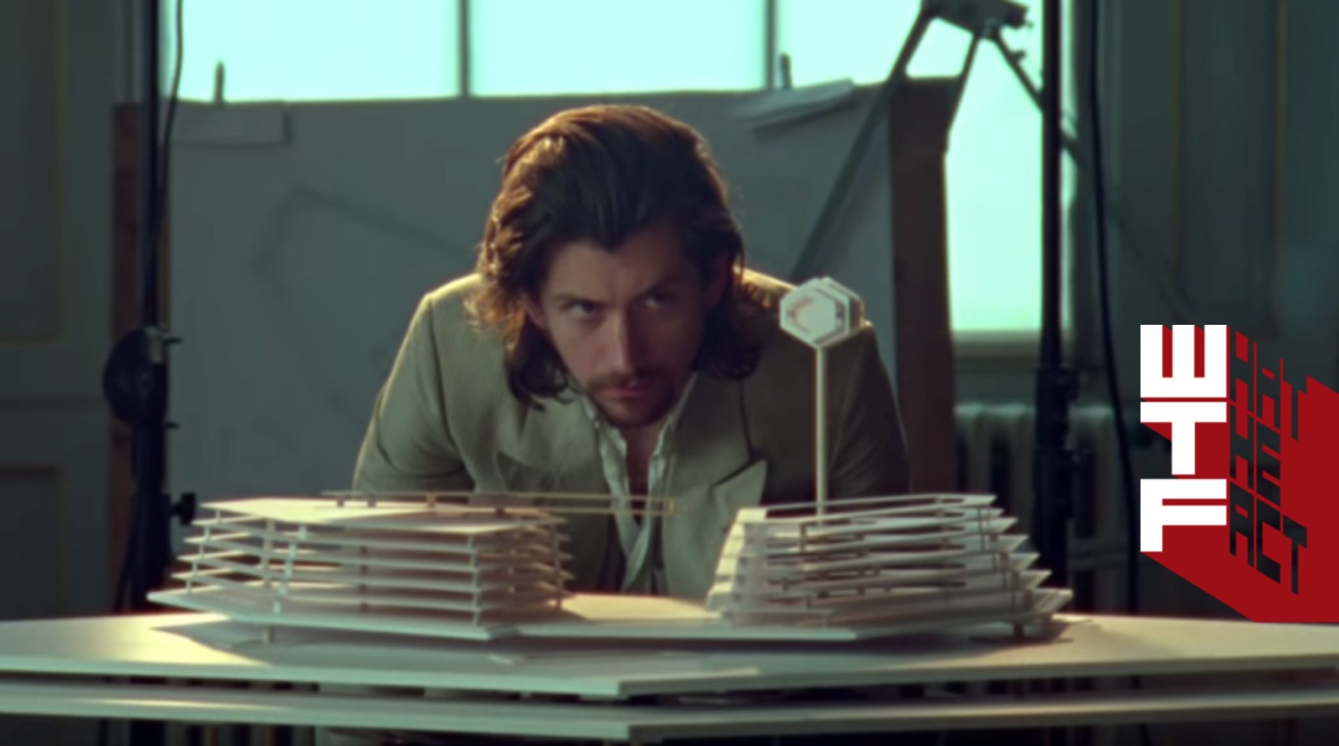 ถอดรหัส !!! ความหมายของ 6 Easter Eggs ที่ซ่อนอยู่ใน MV “Four Out Of Five” ของ Arctic Monkeys