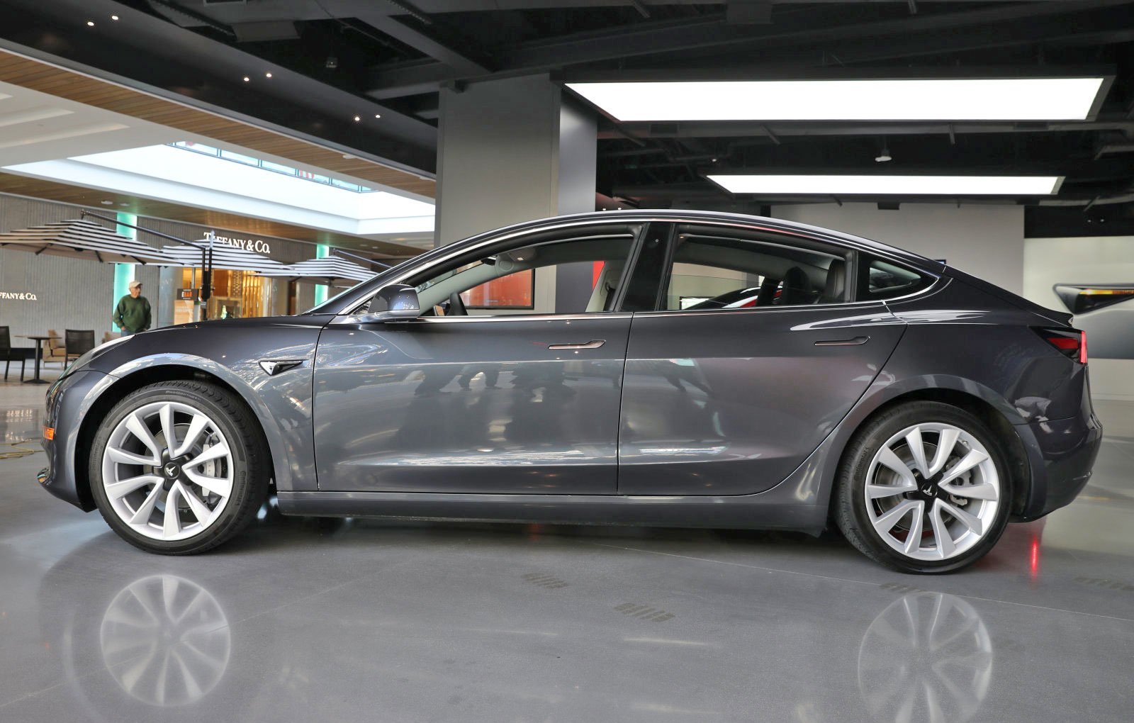 Tesla เพิ่มความสามารถจอดรถได้เองโดยไร้คนขับในรถยนต์รุ่น Model 3 แล้ว
