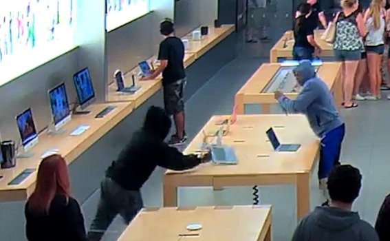 4 โจรแสบขโมย iPhone จำนวน 20 เครื่องจาก Apple Store ที่เต็มไปด้วยลูกค้า ในแคลิฟอร์เนีย