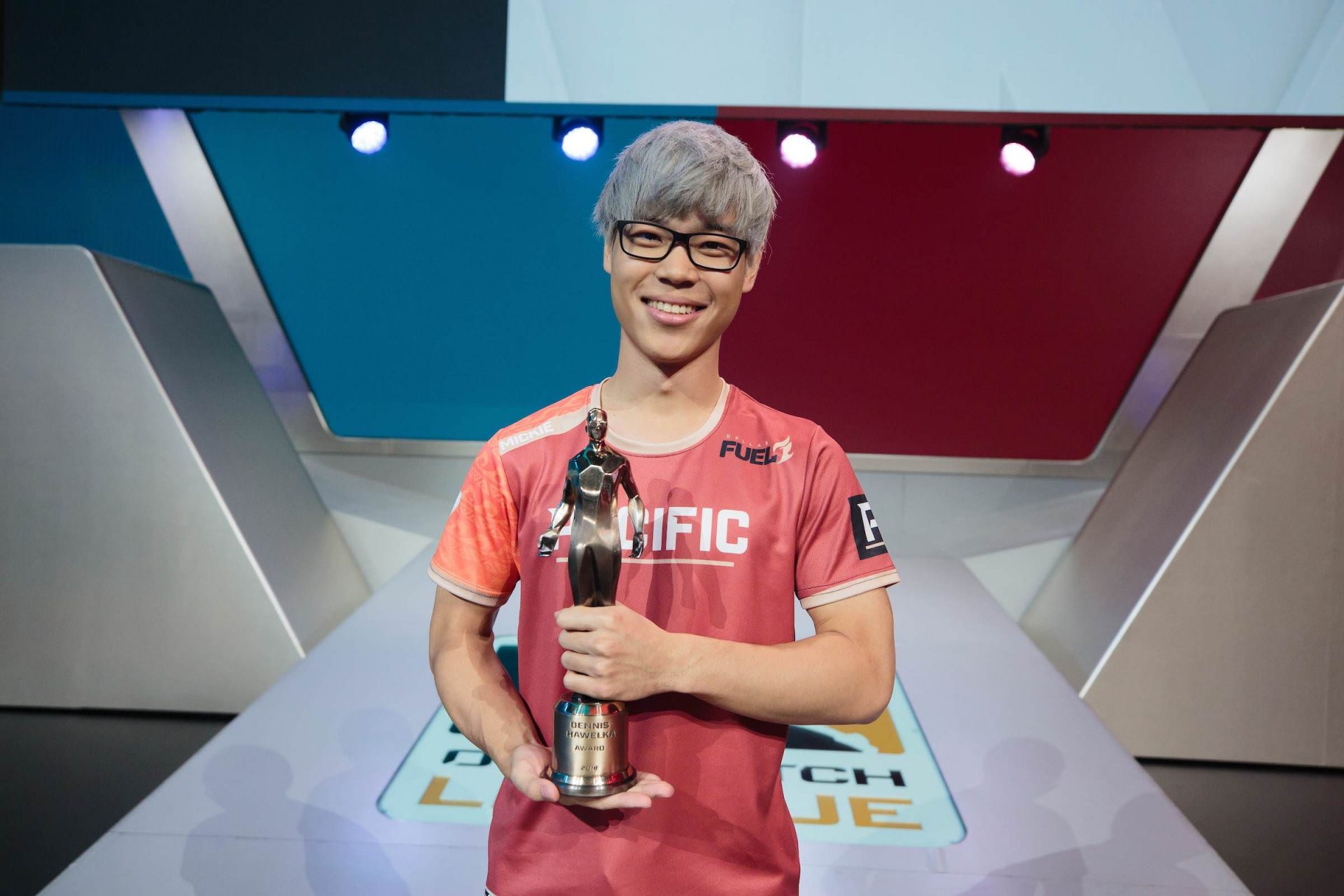 Mickie รับรางวัล Dennis Hawelka Award ผู้เล่นที่เป็นตัวอย่างที่ดีต่อวงการ eSports ทั่วโลก