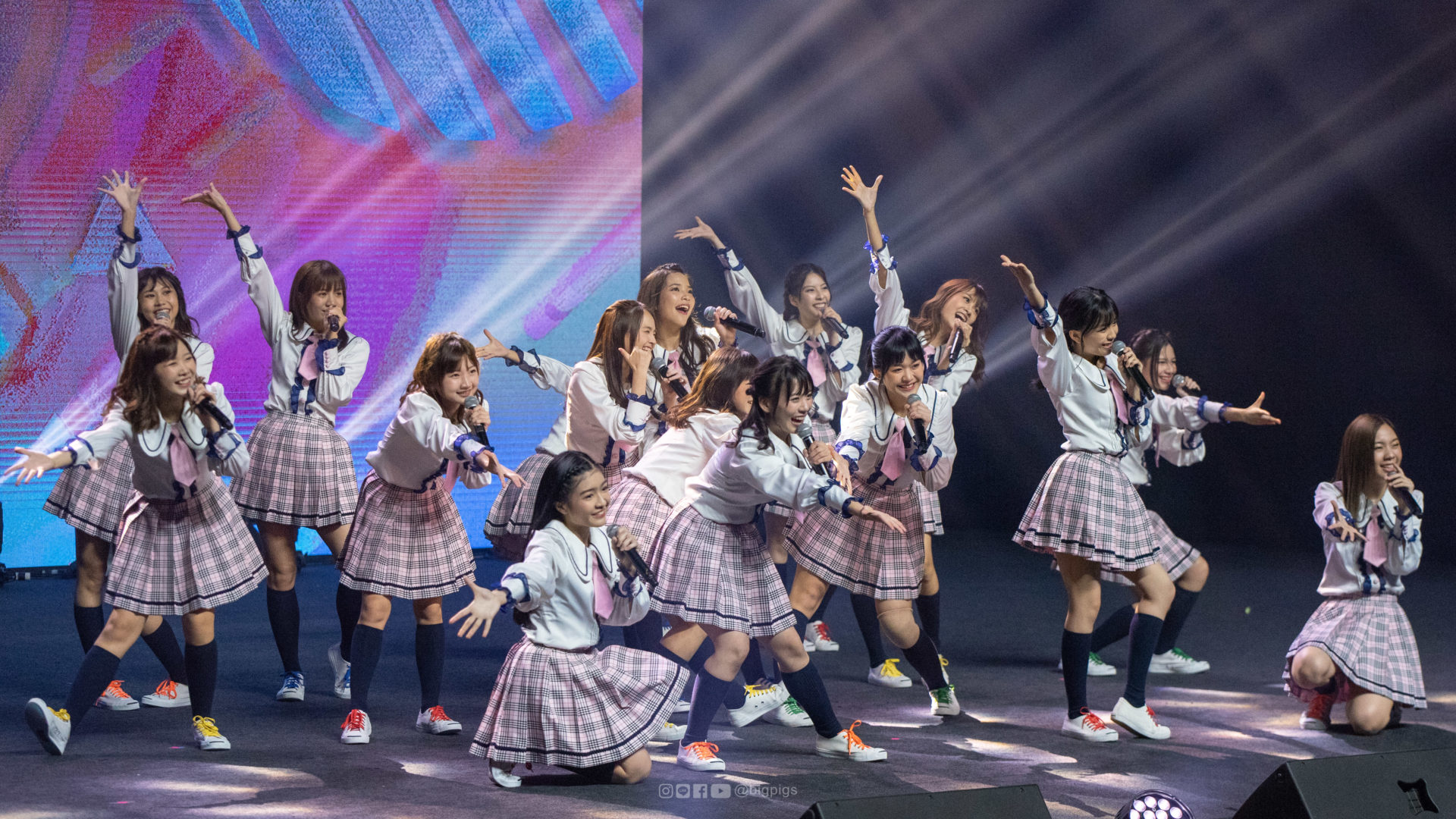 บรรยากาศ BNK48 คอนเสิร์ตช่วยเหลือผู้ประสบอุทกภัย แขวงอัตตะปือ สปป.ลาว ThailandForAttapeu [มีภาพ มีคลิป]