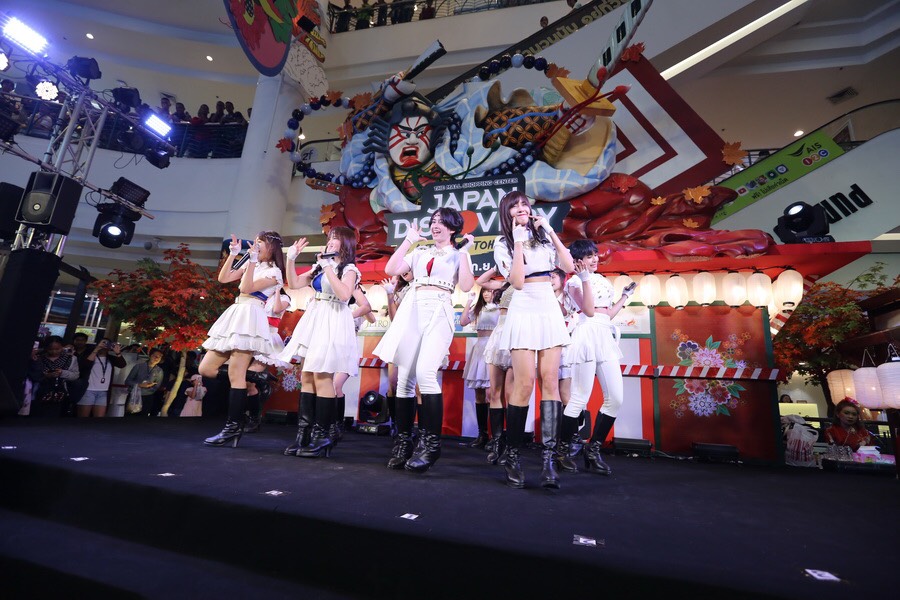 13 สาว “SWEAT 16!” บุกภาคอีสาน ประเดิม จ.โคราช  มงลง สนุกปังรัวรัว โอตะร่วมสเปเชี่ยลไฮไฟฟ์ แน่นขนัด ในงาน “JAPAN DISCOVERY”