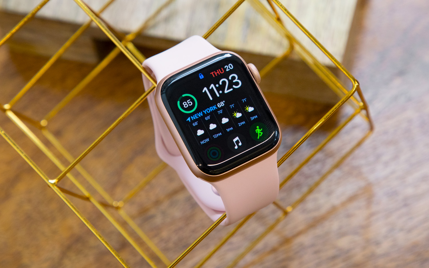 Apple Watch Series 4 ขายดีจนต้องเพิ่มโรงงานผลิต!!