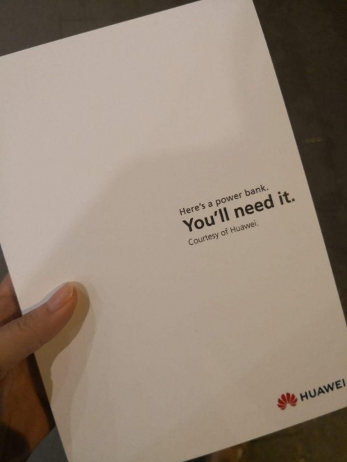 “คุณต้องการมันแน่” Huawei แจกเพาเวอร์แบงค์ฟรีสำหรับคนที่ต่อคิวซื้อ iPhone!