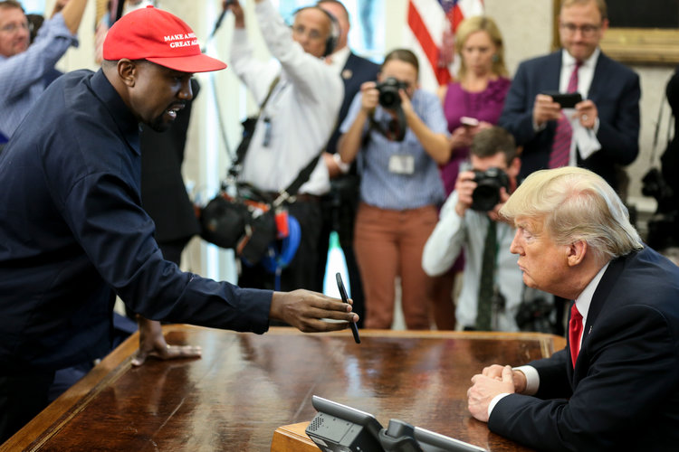 อย่าทำหายก็แล้วกัน! Kanye West ปลดล็อก iPhone X ต่อหน้าสื่อ ด้วยรหัส 000000 ขณะเข้าพบ Donald Trump