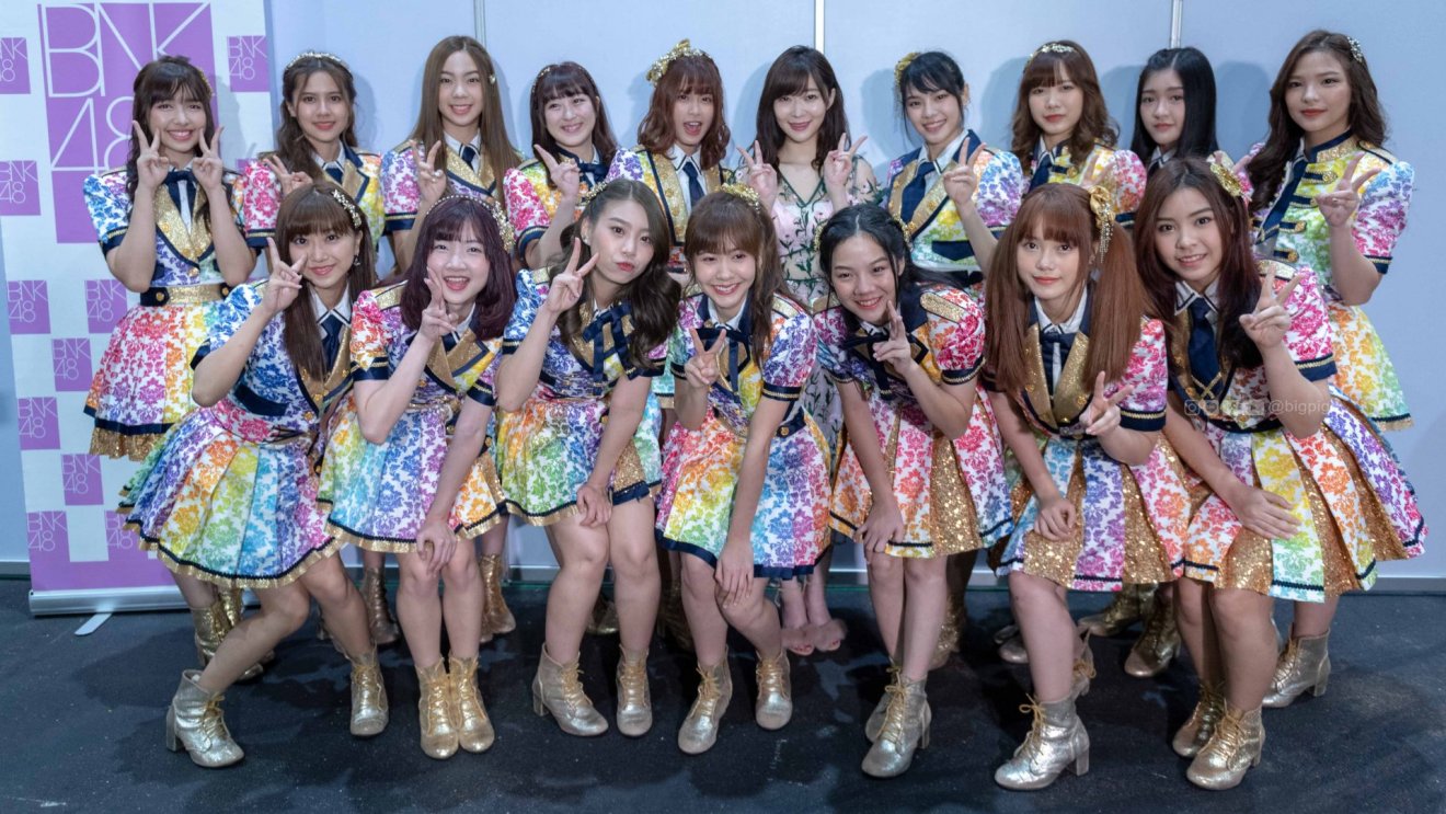 เมื่อ “ซัซชี่ HKT48” เซ็นเตอร์คนแรก “Koisuru Fortune Cookie” เยือนงาน BNK48 1st Album RIVER 2 Shot พร้อมร่วมโชว์และสัมภาษณ์กับ BNK48 แบบใกล้ชิด