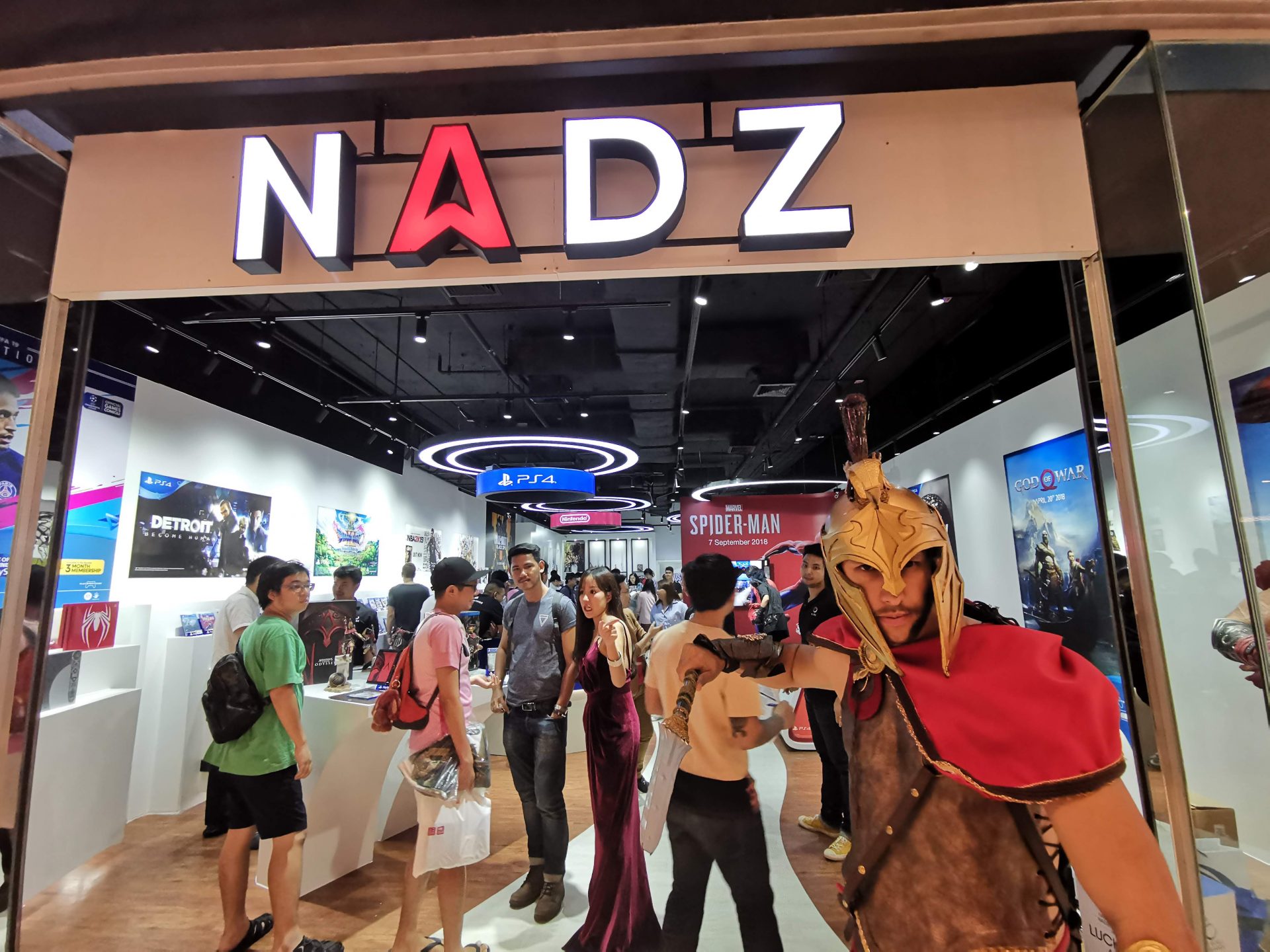 พาทัวร์ร้านเกม NADZ Project สาขาใหม่ที่ Central World ทั้งขาย ทั้งโชว์ ทั้งให้ทดลอง