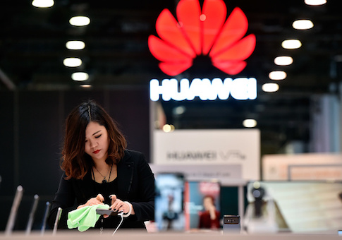 หนามยอกเอาหนามบ่ง! ซัพพลายเออร์ของ Huawei ออกกฏเหล็ก ห้ามพนักงานใช้ iPhone ใครฝ่าฝืนต้องโดนปรับเงิน