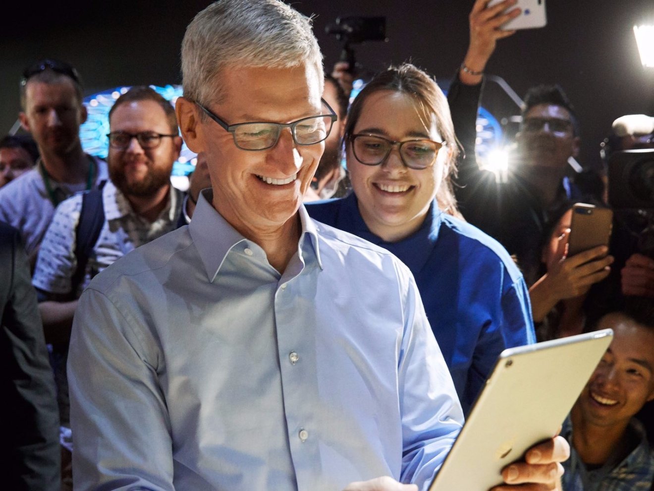 Tim Cook Reads iPad