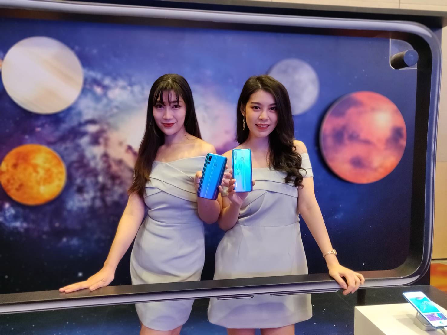 Huawei เปิดตัว Nova 4 สมาร์ตโฟนเจาะรูที่จอรุ่นแรกของไทย พร้อมกล้องมุมกว้าง