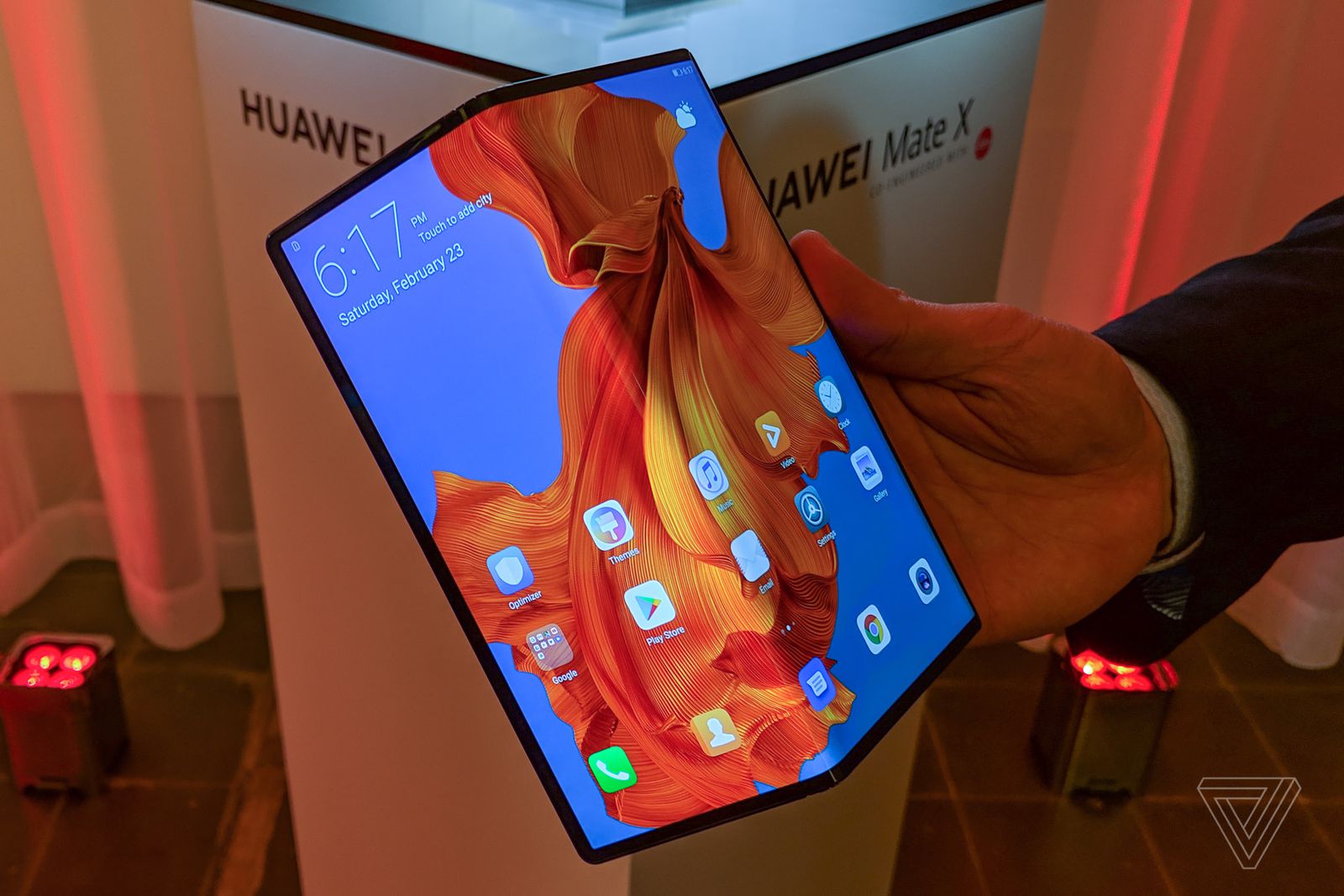 Huawei เปิดตัว Mate X สมาร์ทโฟนพับหน้าจอได้ แสดงผลเต็มจอกว่า ชาร์จไวมาก รองรับ 5G!