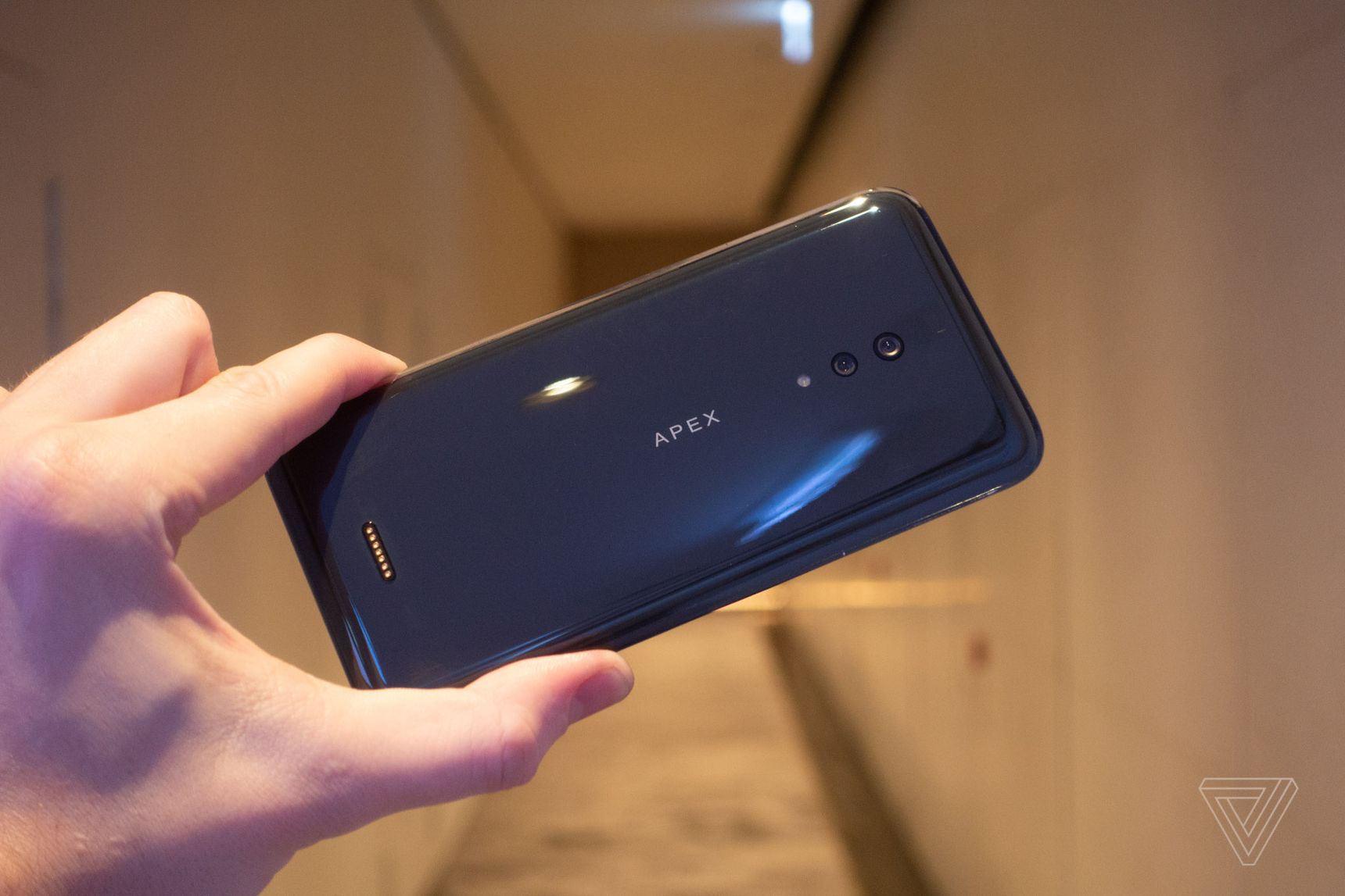 ชม Vivo Apex 2019 สมาร์ตโฟนที่ไม่มีพอร์ทและปุ่มอะไรบนเครื่องเลย!
