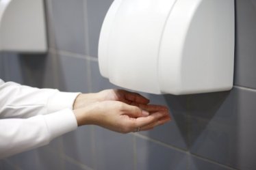 งานวิจัยชี้! เครื่องเป่ามือในห้องน้ำเป็นตัวกระจายเชื้อโรคใส่มือคุณ