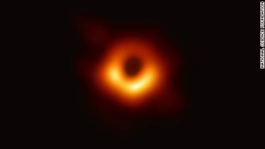 นักวิทยาศาสตร์ถ่ายภาพ “หลุมดำ” ได้ครั้งแรกในประวัติศาสตร์!