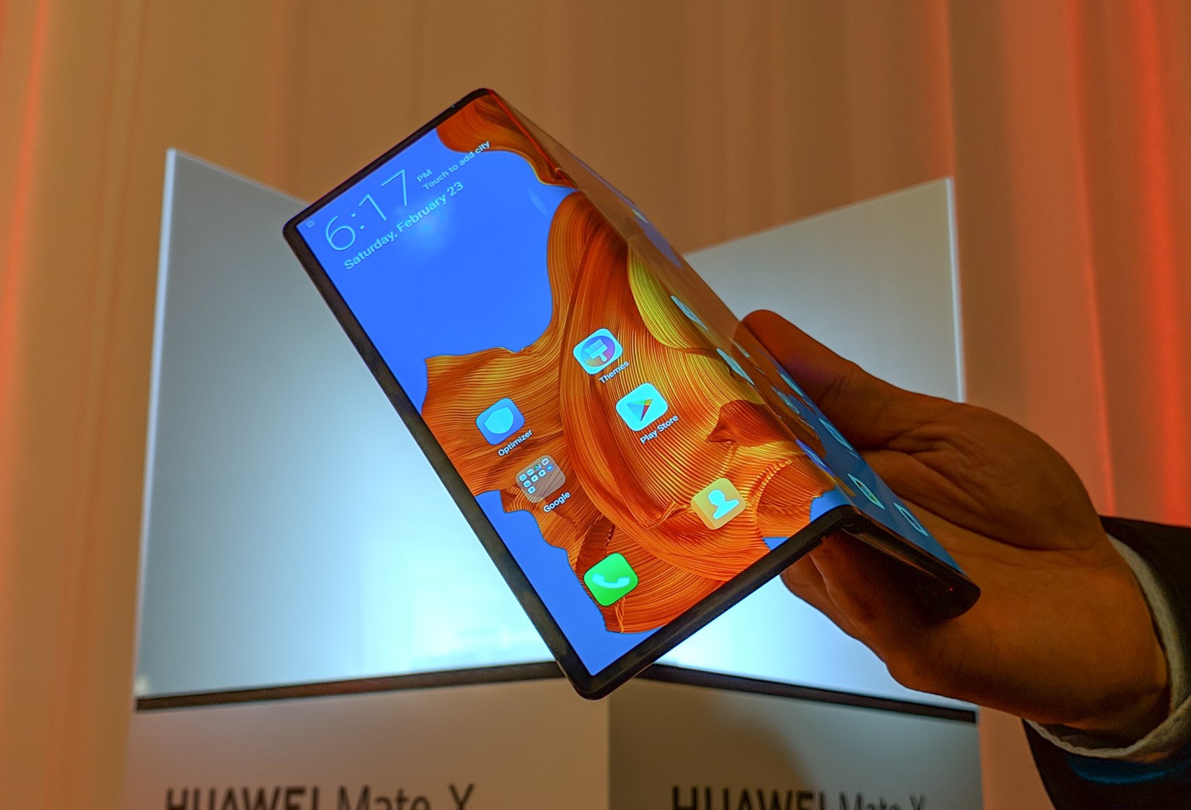 ผู้บริหาร Huawei โชว์ทดสอบสมาร์ตโฟนจอพับได้ Mate X ด้วยความเร็ว 5G