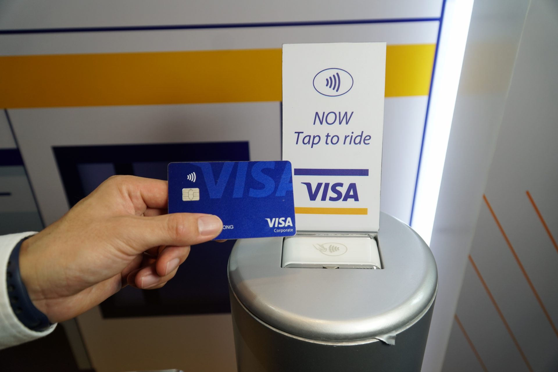 ไม่ต้องต่อเเถวเติมเงินเเล้ว! VISA เตรียมใช้ระบบ ‘Contactless’ กับ MRT