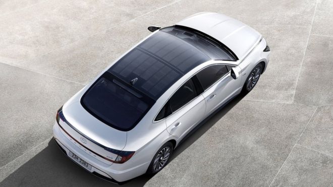 Hyundai เปิดตัวรถยนต์ Sonata Hybrid ที่หลังคาเป็นแผงโซลาร์เซลล์ผลิตไฟฟ้าเก็บลงในแบตเตอรี