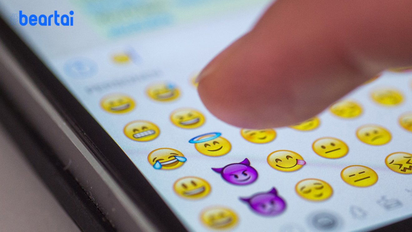 ARCHIV - ILLUSTRATION - Eine Frau tippt am 24.08.2015 in München (Bayern) auf das Display eines Smartphones, auf dem zahlreiche Emojis in der Nachrichten-App "Whatsapp" zu sehen sind. Oxford Dictionaries haben erstmals ein Emoji zum Wort des Jahres gewählt. Eher konservative Sprachpfleger mögen den Kopf schütteln - doch die Wahl 2015 fiel auf das berühmten «Smileygesicht  mit den Freudentränen». Foto: Matthias Balk/dpa (zu dpa "Oxford Dictionaries kürt Freudentränen-Emoji zum Wort des Jahres" vom 17.11.2015) +++(c) dpa - Bildfunk+++