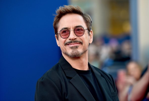 Robert Downey Jr. (รอเบิร์ต ดาวนีย์ จูเนียร์)