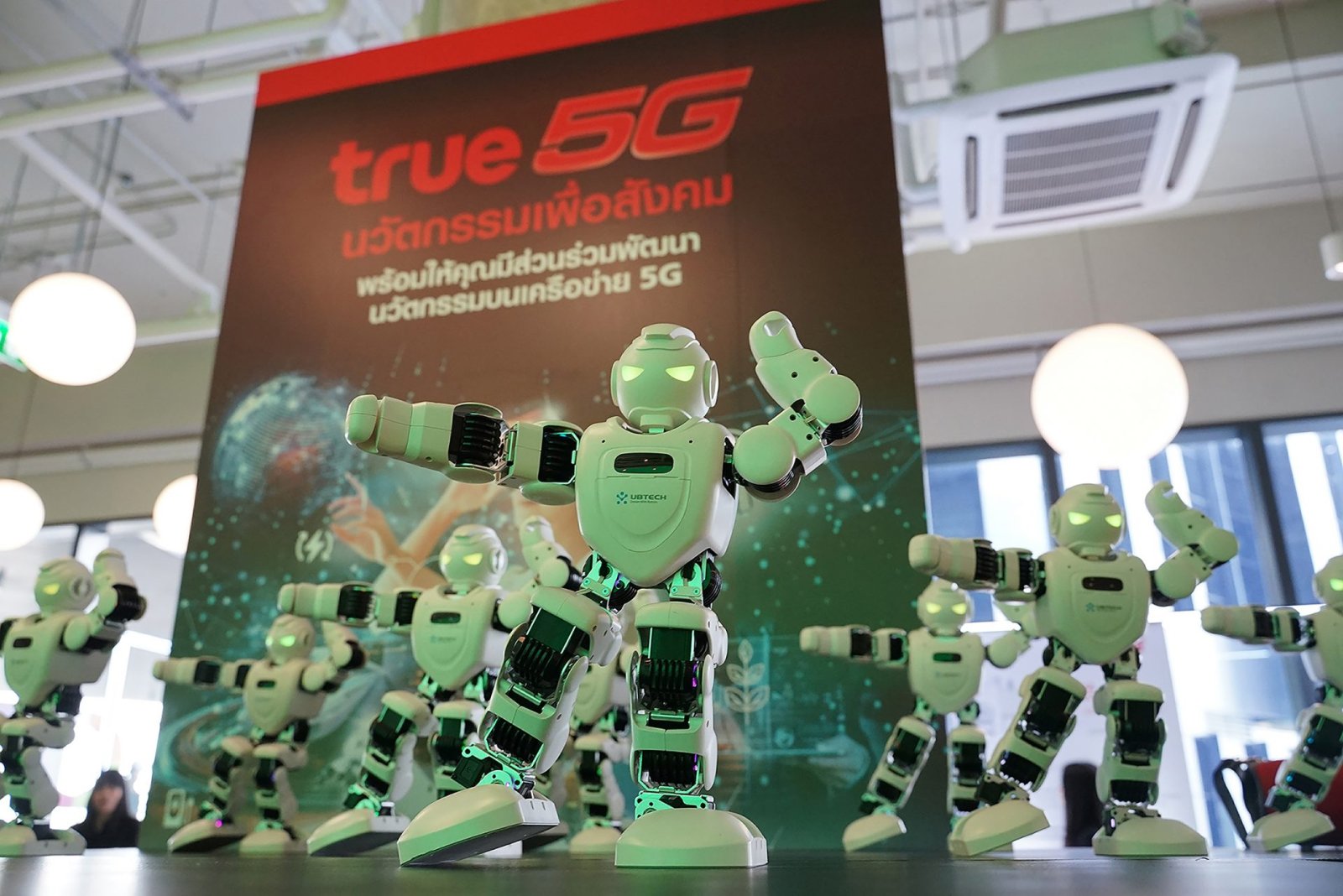 Dancing Robots หุ่นยนต์นักเต้น