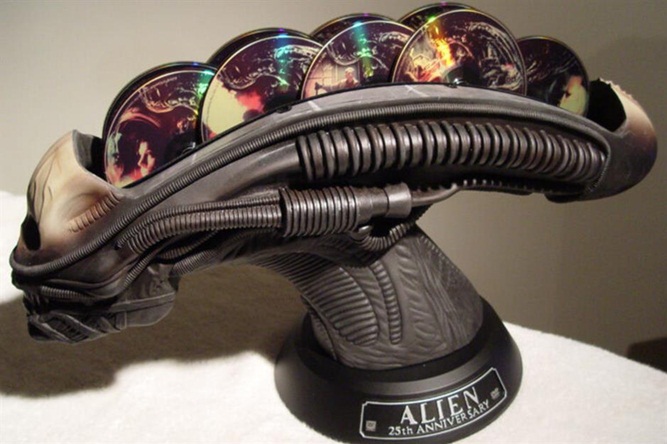 Limited 25th Anniversary Alien Head Box Set