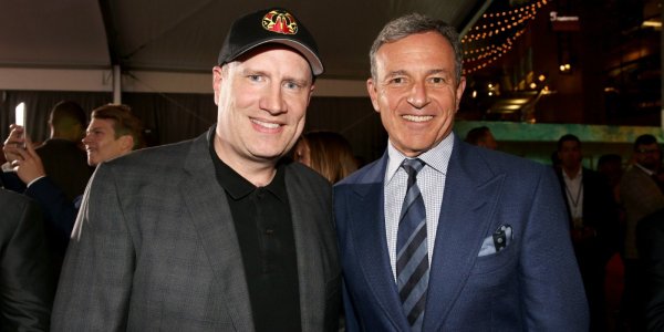 Kevin Feige (เควิน ไฟกี) ผู้บริการ Marvel Studios และ Bob Iger (บ็อบ ไอเกอร์) ซีอีโอ Disney