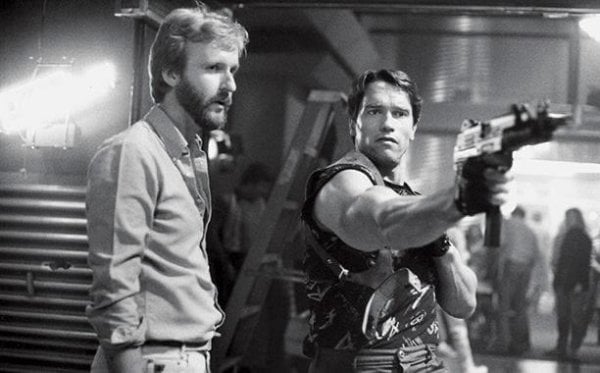 Cameron และ Schwarzenegger ในกองถ่าย The Terminator (1984) ภาคแรก