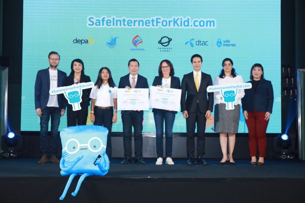 ณัฐพล นิมมานพัชรินทร์ ผู้อำนวยการสำนักงานส่งเสริมเศรษฐกิจดิจิทัล (คนที่ 4 จากซ้าย), อเล็กซานดรา ไรช์ ประธานเจ้าหน้าที่บริหาร (ที่ 4 จากทางขวา) ดีแทค พร้อมด้วย มาร์คุส แอคอัคทูสเซ่น รองประธานเจ้าหน้าที่บริหารกลุ่มกิจการองค์กร ดีแทค (ซ้าย), ศรีดา ตันทะอธิพานิช กรรมการผู้จัดการมูลนิธิอินเทอร์เน็ตร่วมพัฒนาไทย (ที่ 2 จากทางซ้าย), มนทิรา จูฑะพุทธิ ผู้อำนวยการฝ่ายพัฒนาสื่อปลอดภัยและสร้างสรรค์ สำนักงานกองทุนพัฒนาสื่อปลอดภัยและสร้างสรรค์ (ที่ 3 จากทางซ้าย), รัฐศาสตร์ กรสูต รองผู้อำนวยการ สำนักงานส่งเสริมเศรษฐกิจดิจิทัล (ที่ 3 จากทางขวา) และมานิชา โดกรา รองผู้อำนวยการพัฒนาอย่างยั่งยืนของเอเชีย (ที่ 2 จากขวา)