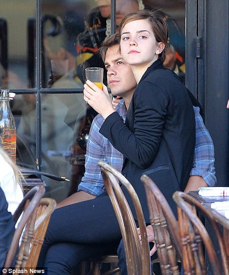 Johnny Simmons กับ Watson กลางกองถ่าย The Perks of Being a Wallflower 